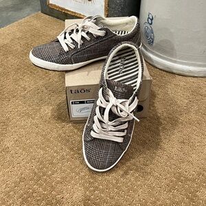 Taos Footwear Women’s Brown and Beige Plaid Sneakers